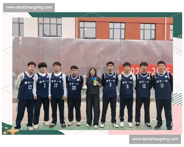篮球赛场上的激烈拼搏与团队协作让我深刻感受到体育精神的力量与魅力 篮球赛场上的激烈拼搏与团队协作让我深刻感受到体育精神的力量与魅力
